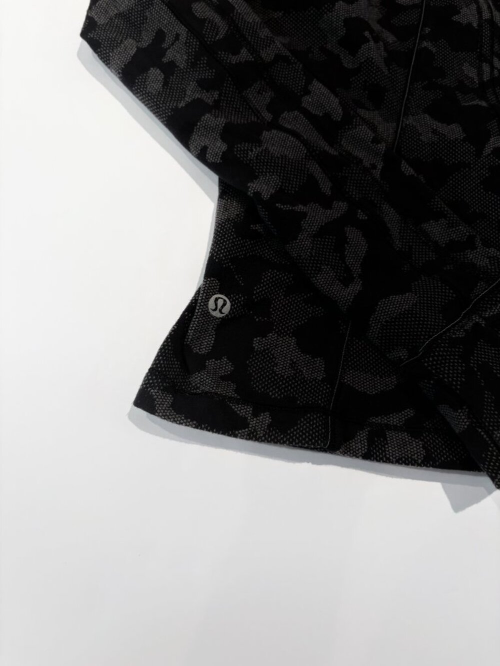 Lululemon Run Briskly 1/2 Zip black camo jacket size 6 - Picture 3 of 4